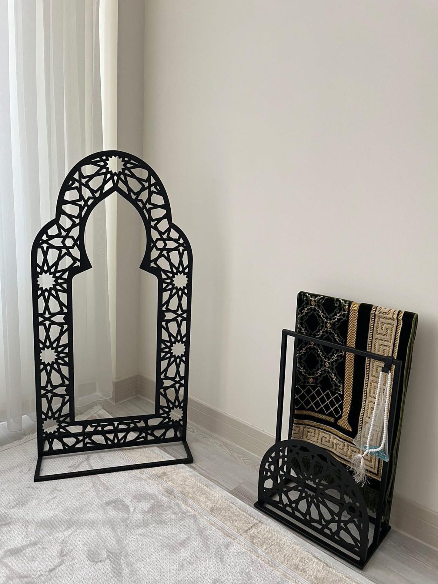 Mehrab Rug Holder